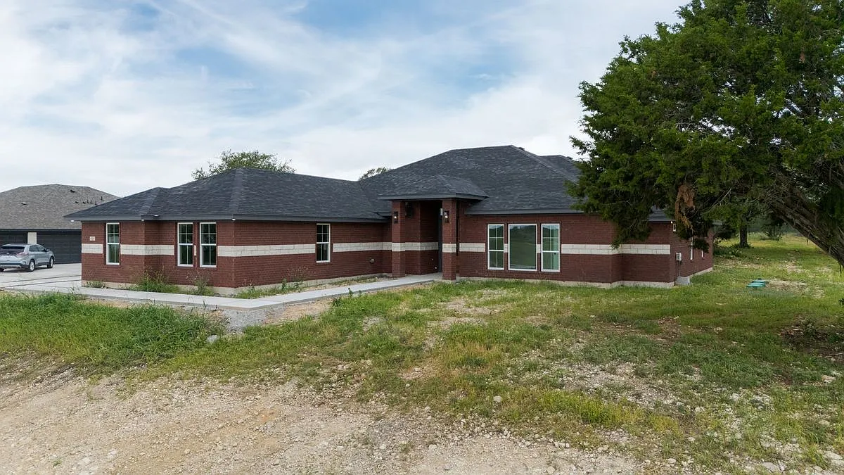 4 bed, 3.0 bath, 2329 sqft, $3,000 — Photo 3