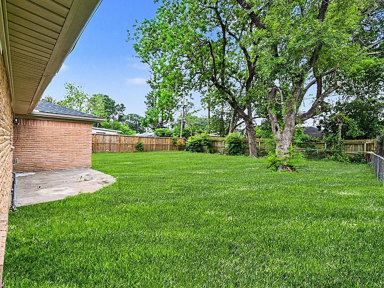 7607 Grape St — Photo 26