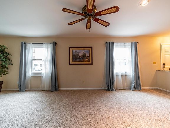 5th image of 922 Chatham Ln Unit J