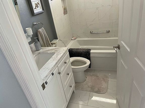 Guest bath with whirlpool tu