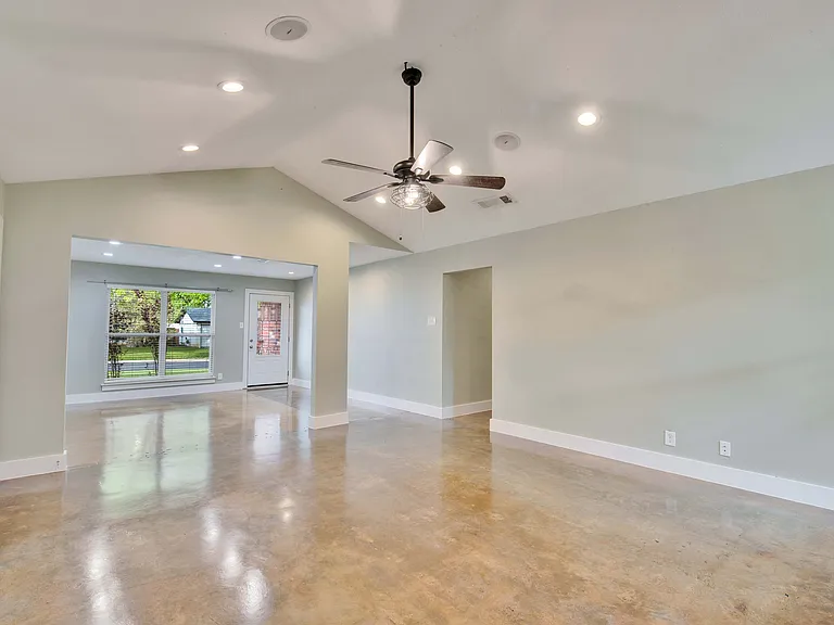 2303 Southern Oaks Dr — Photo 16