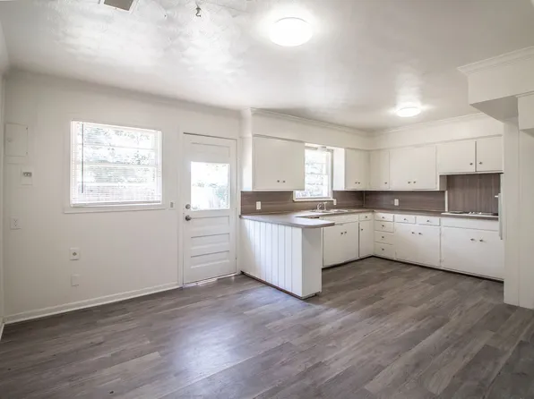 5011 42nd St, Lubbock, TX 79414