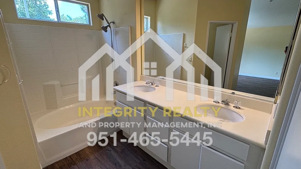 4 bed, 2.5 bath, 1555 sqft, $3,195 — Photo 4