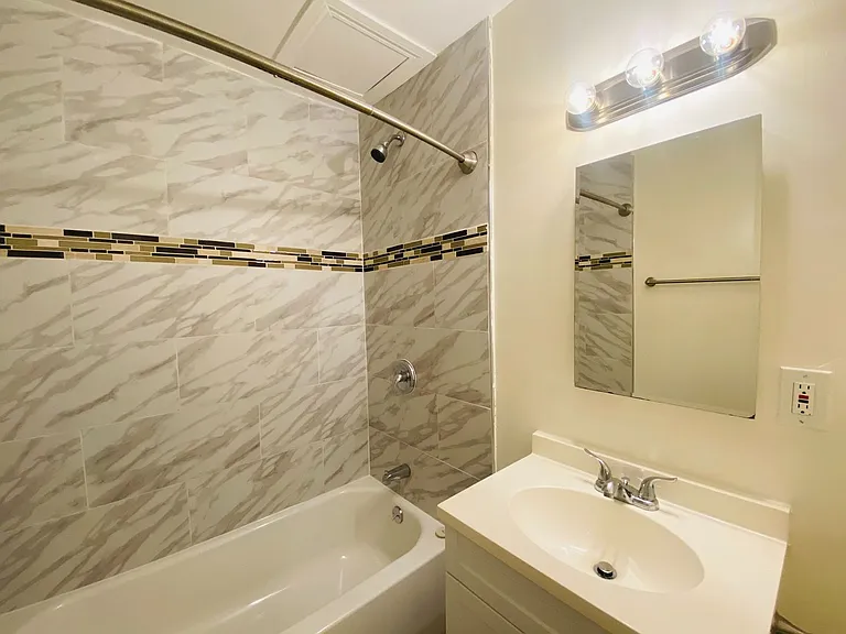 1319 Barry Apartments — Photo 9