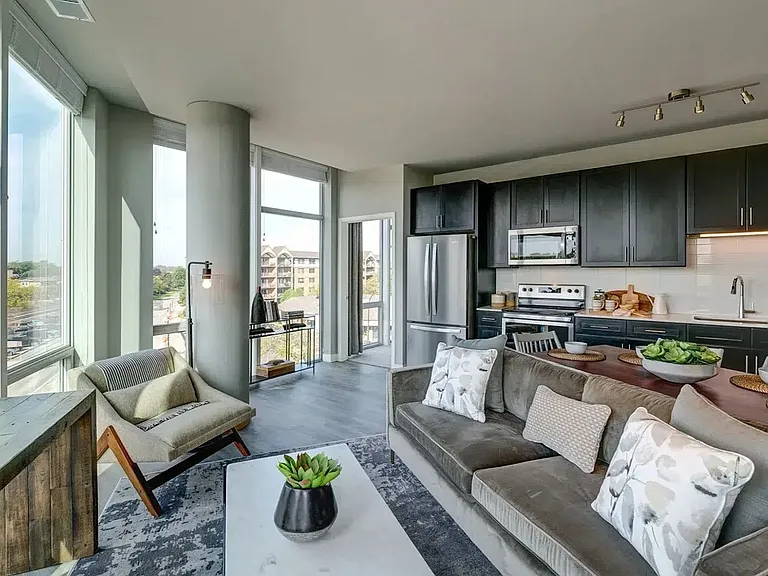 20 West — Photo 11