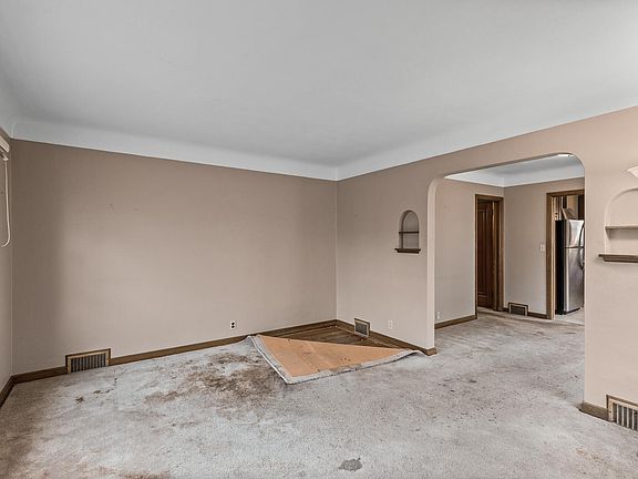 3rd image of 953 Nevada Ave W