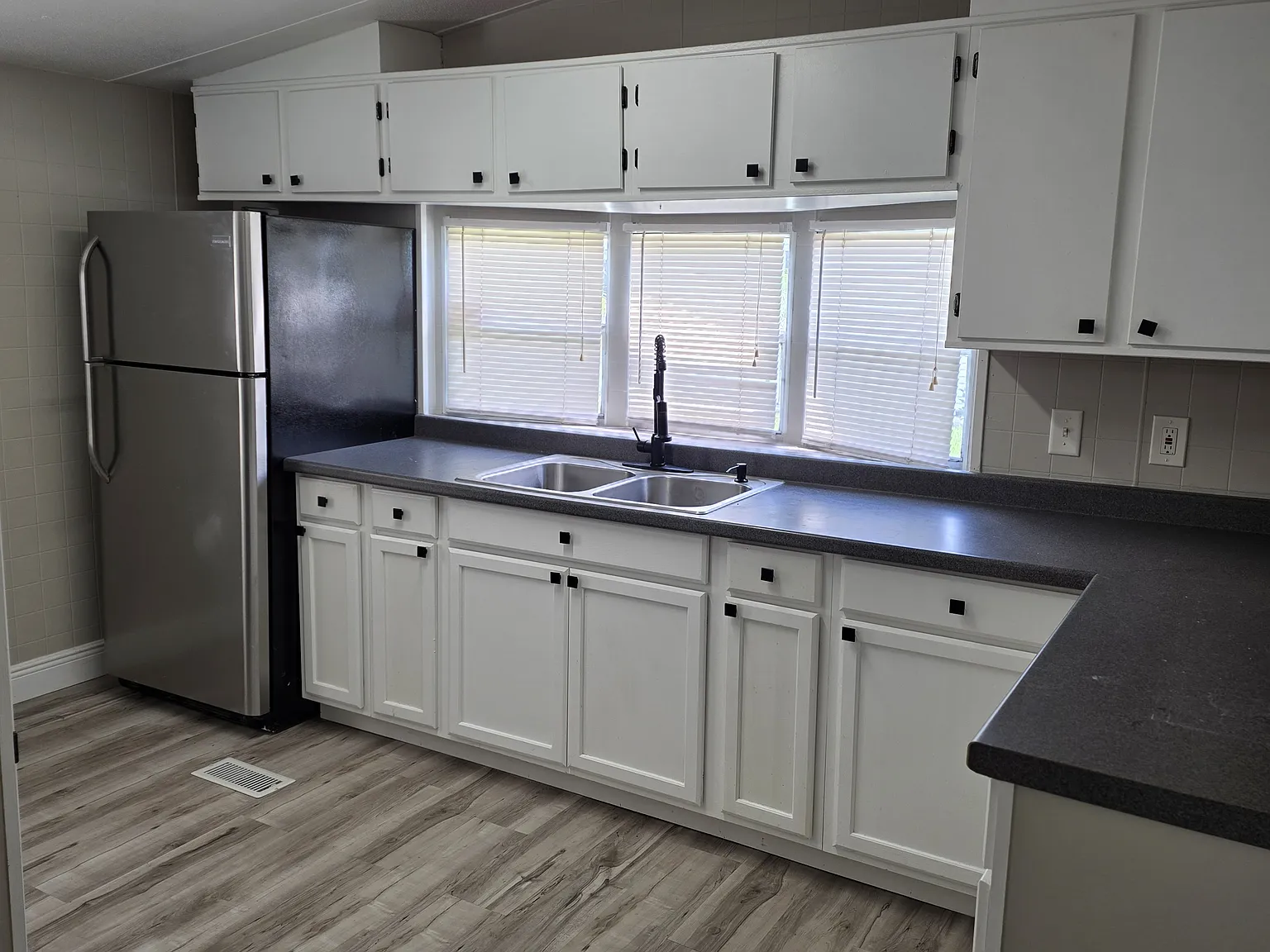 2 bed, 540 sqft, $1,300 — Photo 2