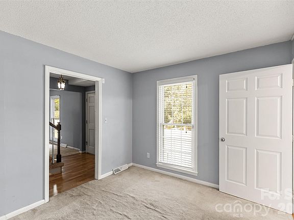 5th image of 1007 Ragin Ln