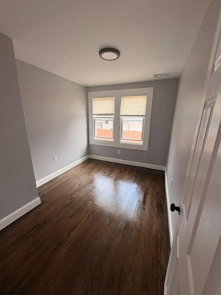 3 bed, 1024 sqft, $2,100 — Photo 3