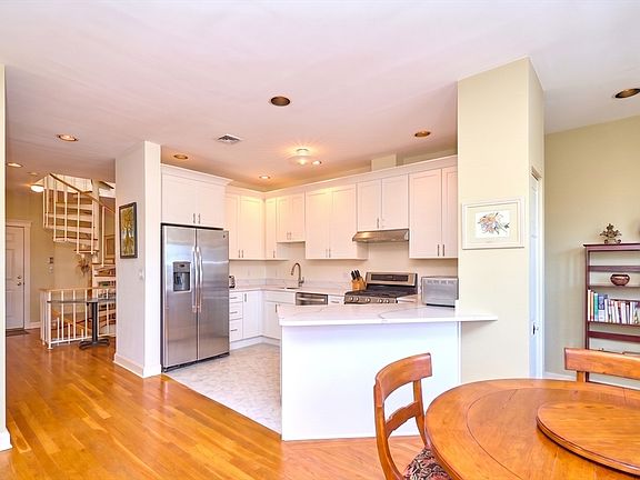 5th image of 118 Trowbridge St APT 6