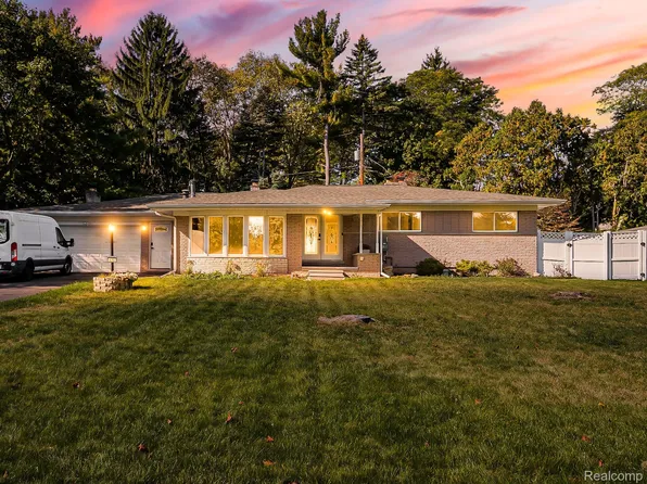 626 Wilwood Rd, Rochester Hills, MI 48309