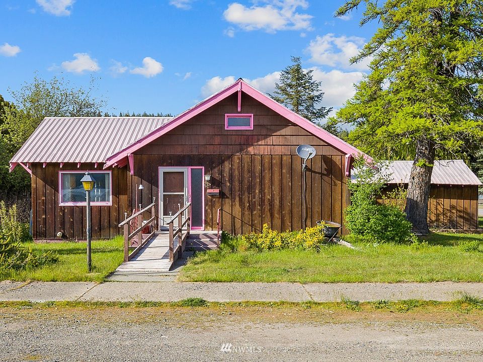 Quaint Cle Elum home with character and expansive lot just listed!