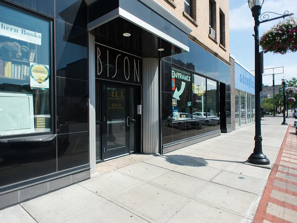 411 Broadway N #304