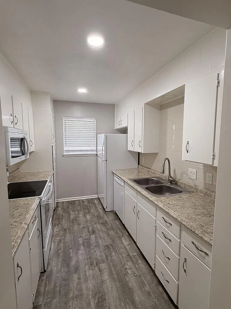 2 bed, 2.0 bath, 1200 sqft, $1,800 — Photo 3