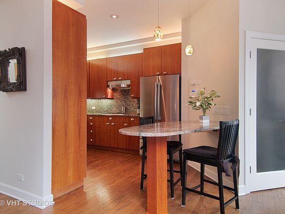 3rd image of 1430 N La Salle St #B2