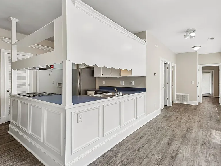 Victorian Village Apartments — Photo 36
