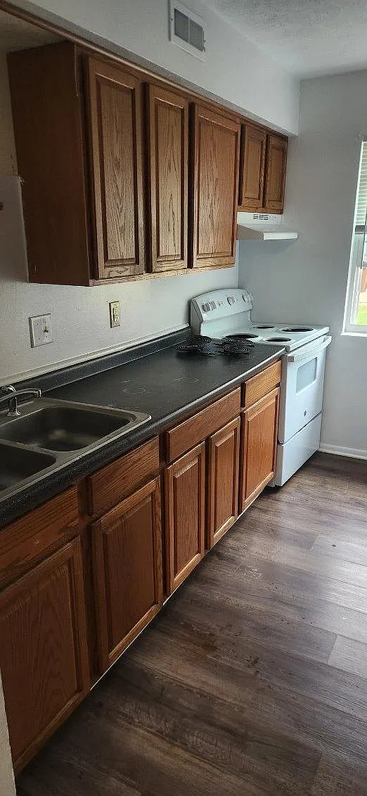 2 bed, 1.5 bath, 900 sqft, $950 — Photo 3