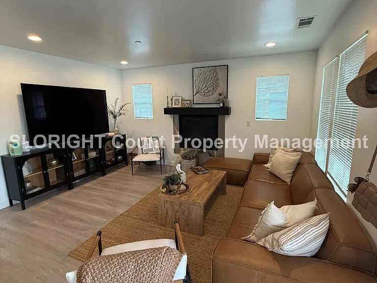 1156 Market Ave — Photo 2