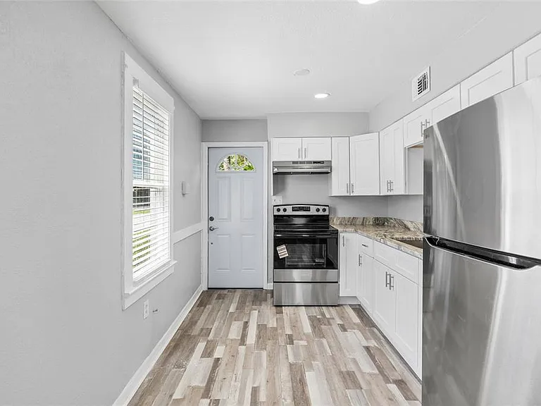 128 W North St — Photo 8