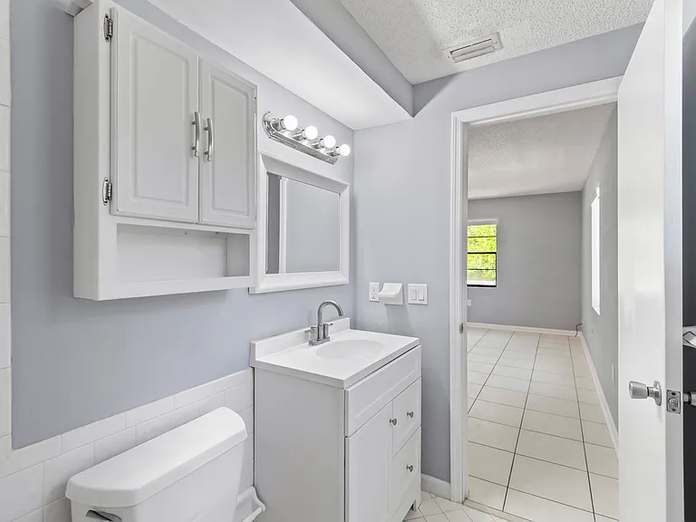 1205 S Flagler Ave — Photo 29