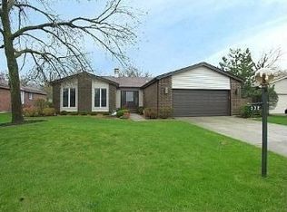 332 Basswood Dr, Northbrook, IL 60062
