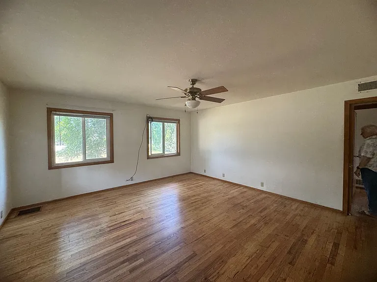 260 Cavalier Dr — Photo 5