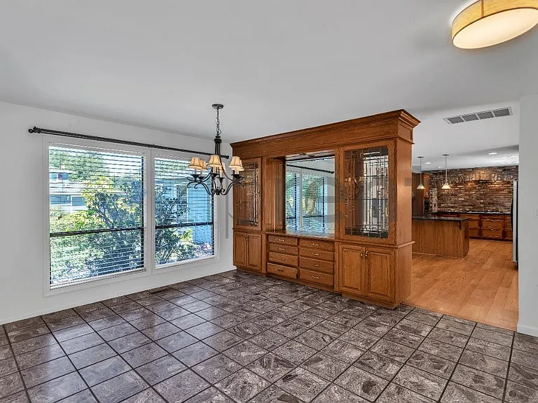 617 Hove Ct — Photo 7
