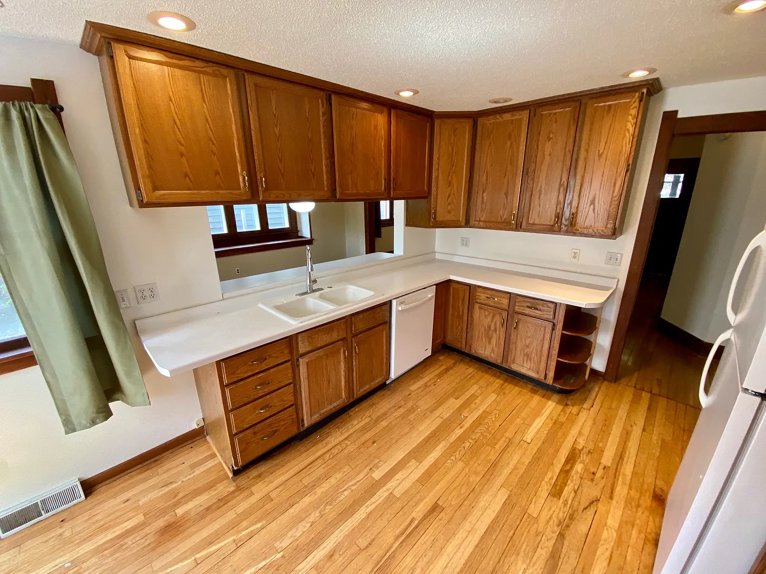 4 bed, $1,900 — Photo 3