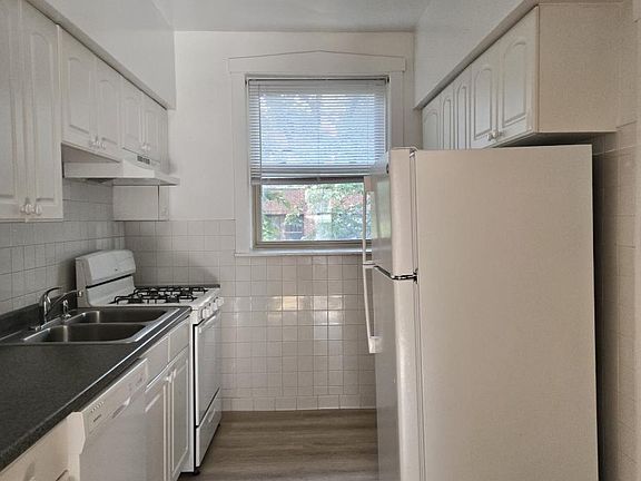 5th image of 828 Reba Pl #2S
