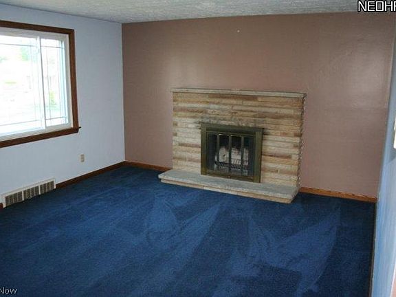 4th image of 5615 Clover St NE