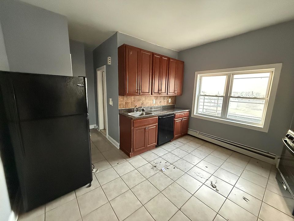 1st image of 139 W 54th St