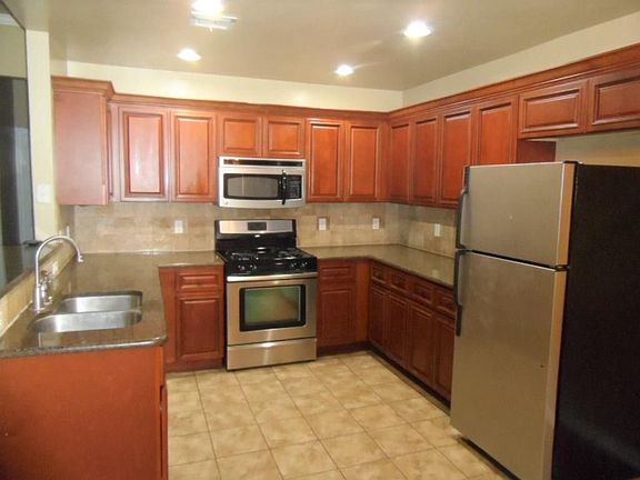 4th image of 616 E Hillcrest Ln