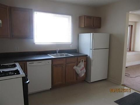 3rd image of 18520 Brohl St