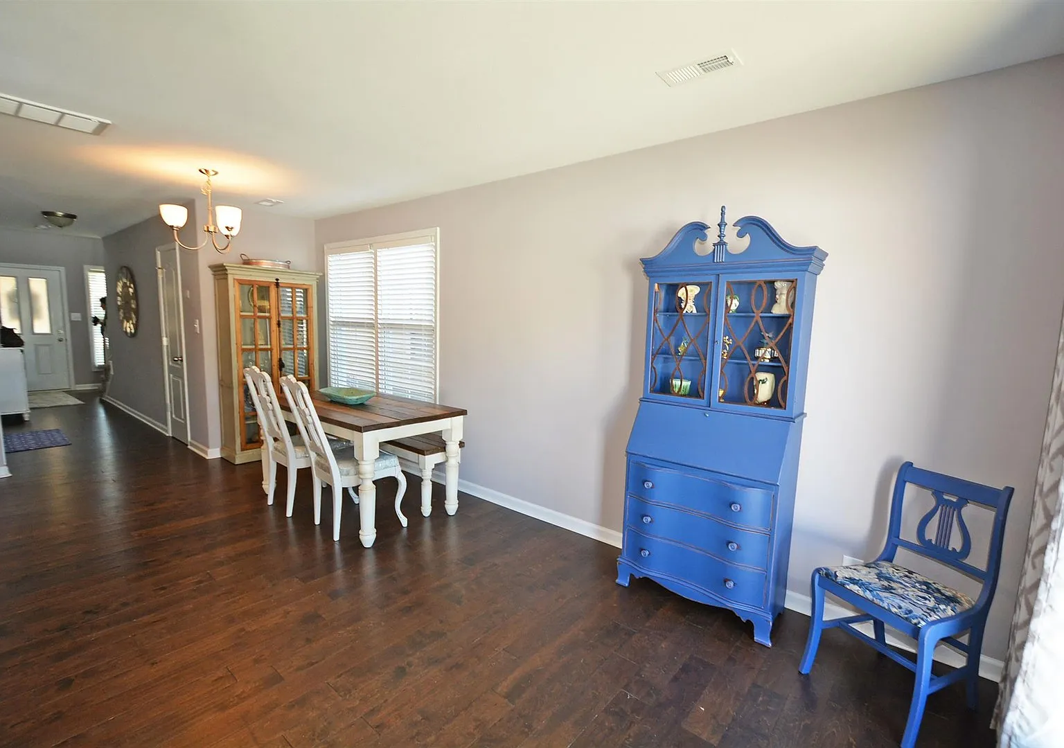 Gorgeous! 3 Bed/2.5 Bath house! Close to I-24! Lawn/Garbage Included! — Photo 2
