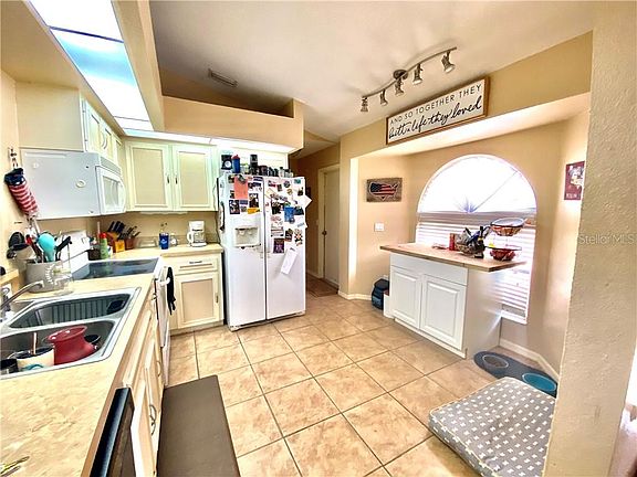 2nd image of 3347 Emerald Ln