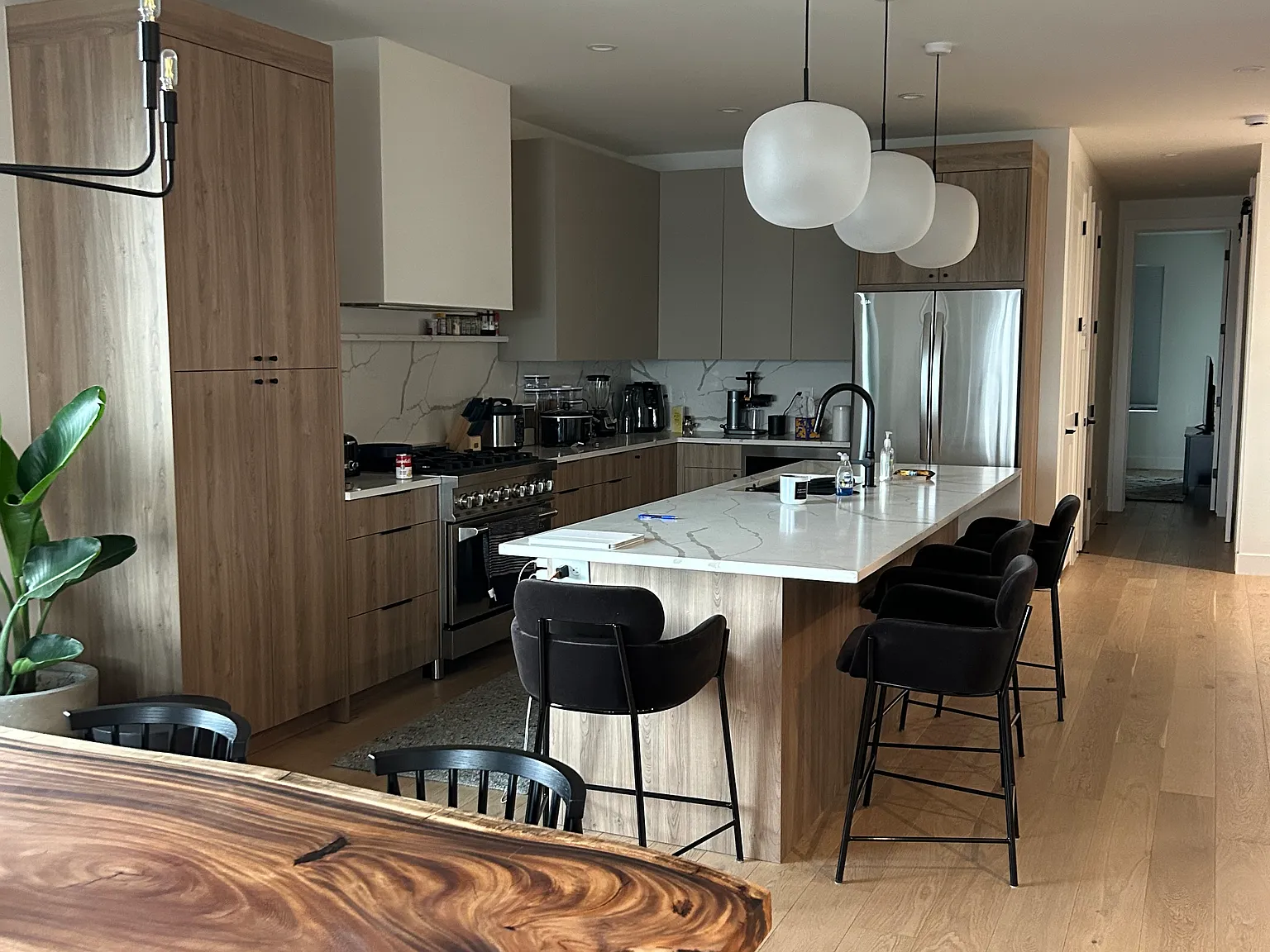 5 bed, 5000 sqft, $1,240 — Photo 3