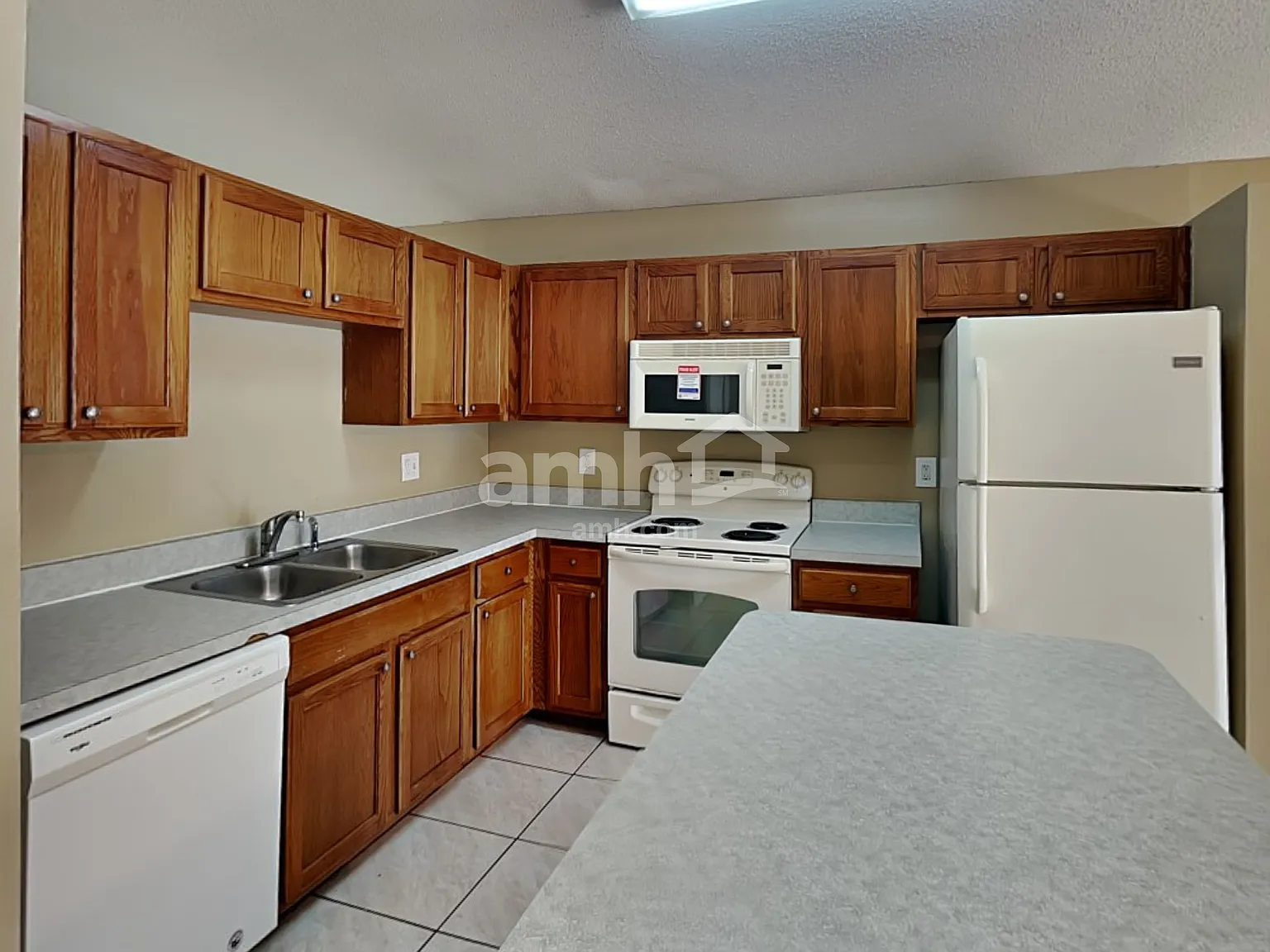 4 bed, 2.0 bath, 1656 sqft, $2,495 — Photo 3
