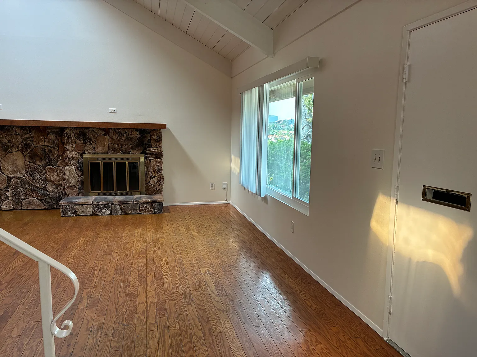 3 bed, 1610 sqft, $4,950 — Photo 4