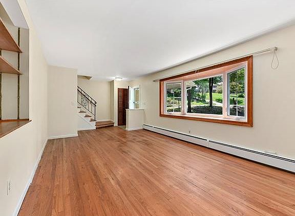3rd image of 684 Fieldstone Ct