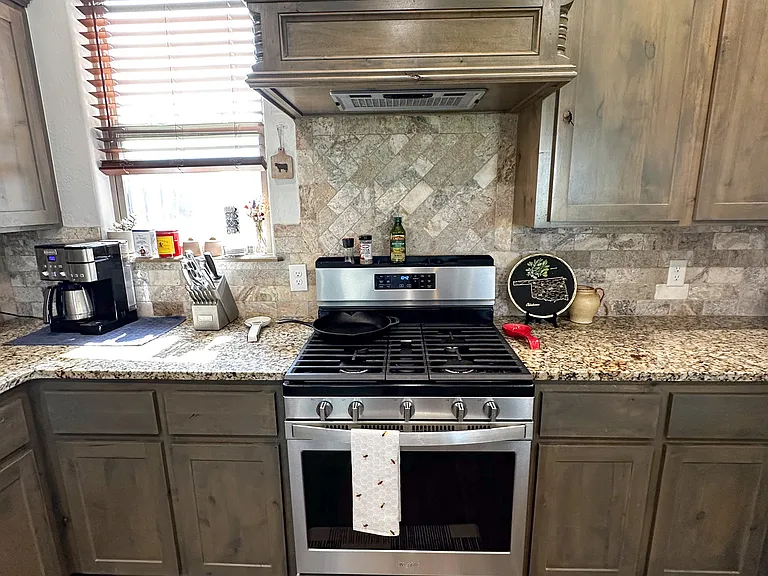 1035 Greenview Dr — Photo 10