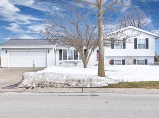 8710 S Fieldpointe Dr, Oak Creek, WI 53154