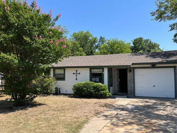 104 Shoreline Dr S, Azle, TX 76020