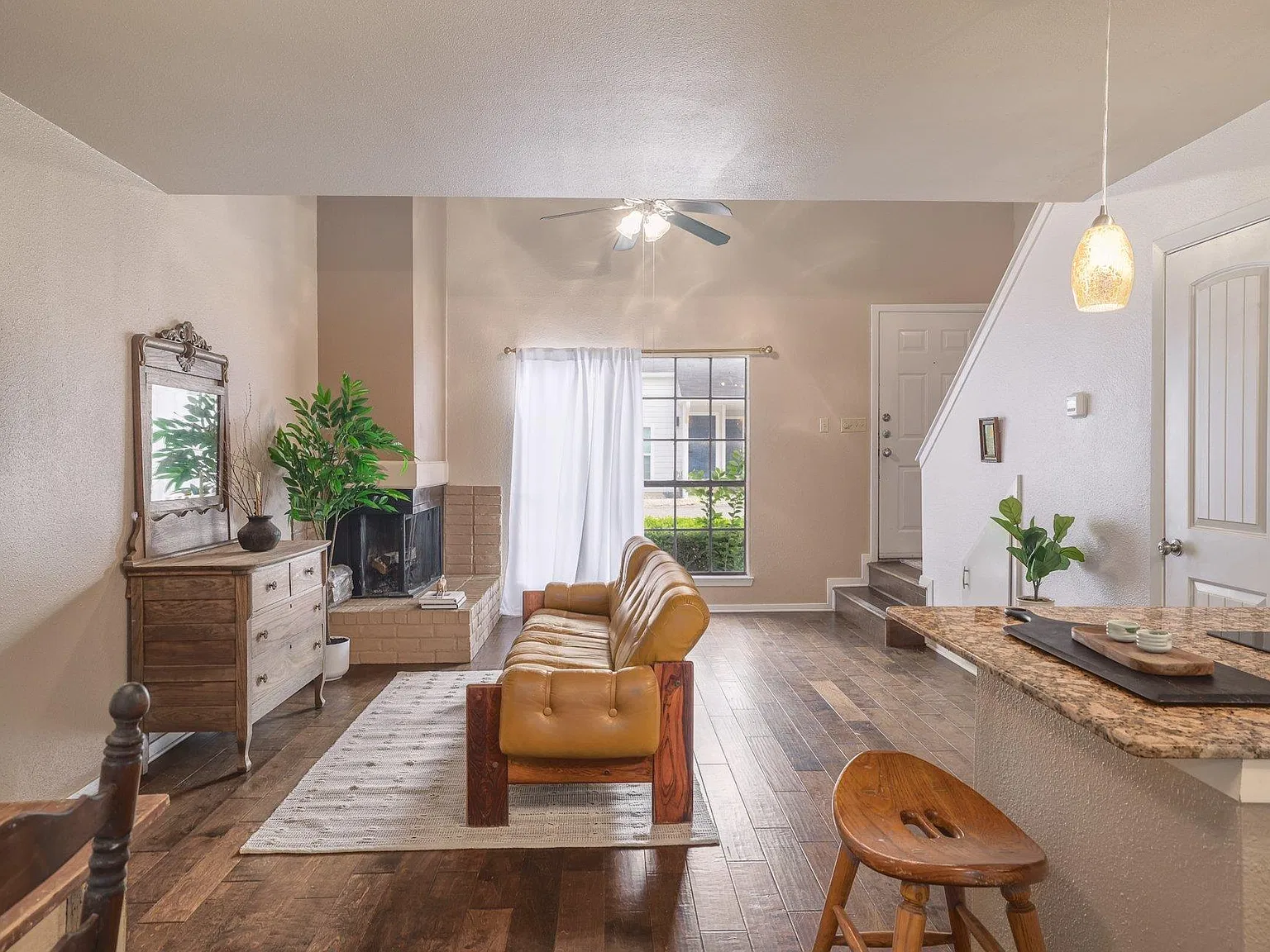 1 bed, 1.5 bath, 928 sqft, $1,600 — Photo 3