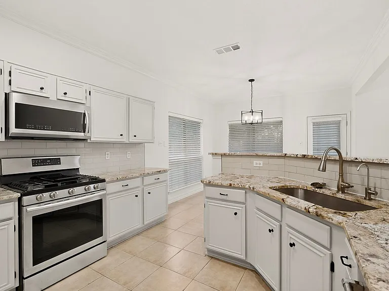 817 Edmonton Dr — Photo 2