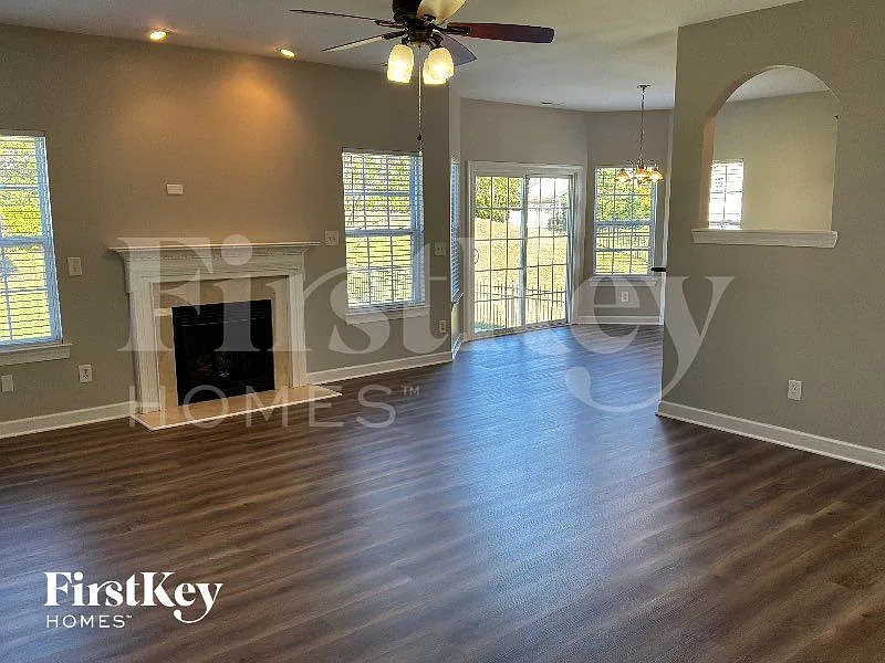 5 bed, 3.5 bath, 3168 sqft, $3,355 — Photo 2