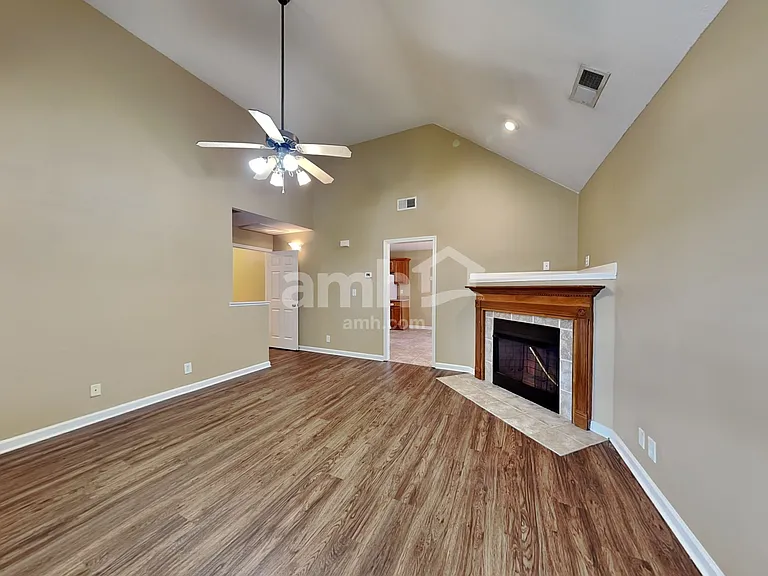 1004 Hendricks Ct — Photo 7