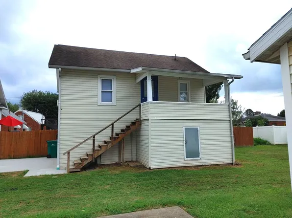 702 1/2 28th St, Vienna, WV 26105