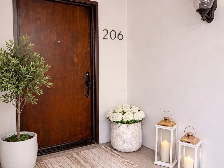 122 N Clark Dr #206 — Photo 2
