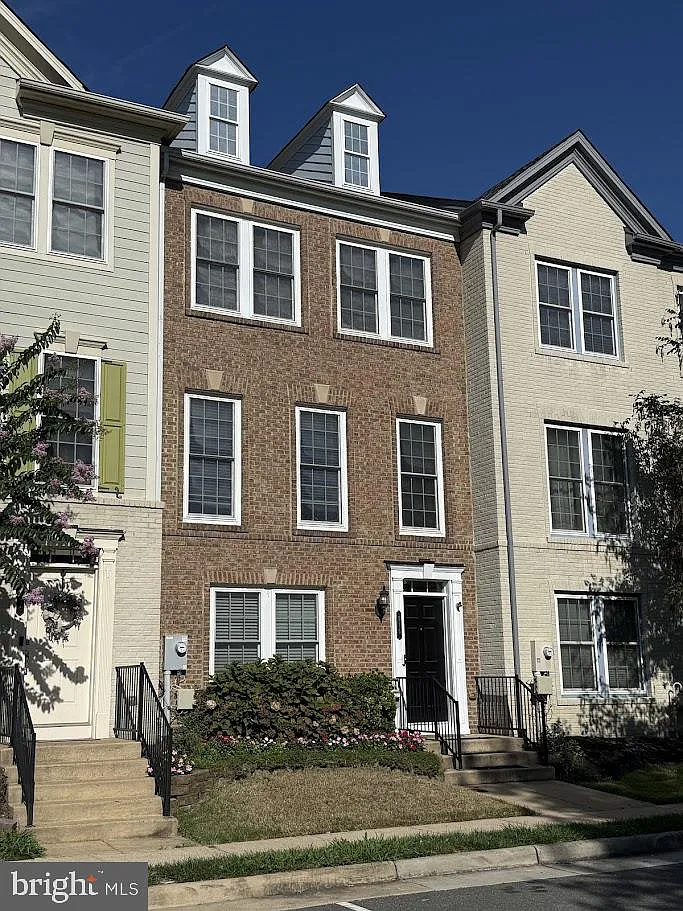 4 bed, 3.5 bath, 2204 sqft, $3,250 — Photo 1
