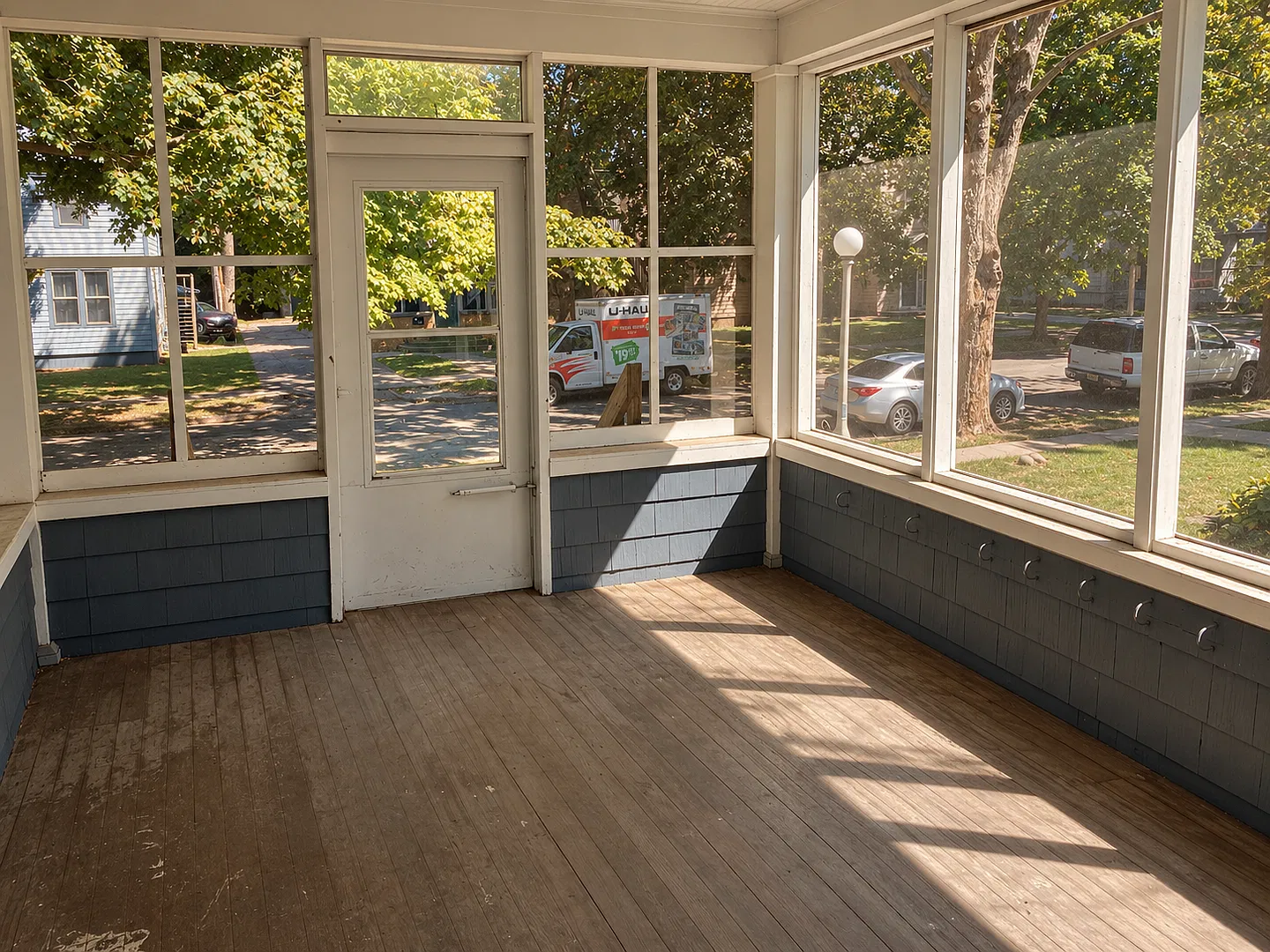609 W Elm St — Photo 2